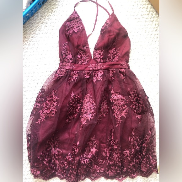 💕 Lulu’s💕 A Love To Remember Wine Red Lace Backless Skater Dress - Picture 6 of 9